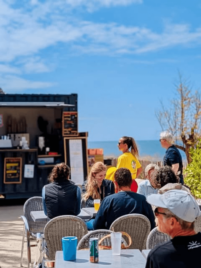 Terrasse face à la mer au soleil