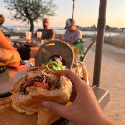 Burger maison au coucher du soleil