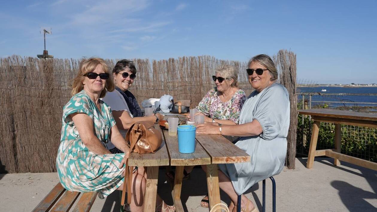 Clientes attablées face à la mer en terrasse