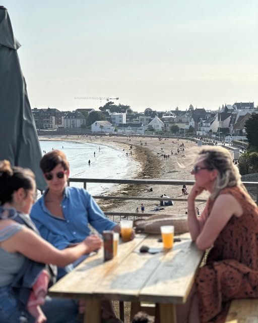 Terrasse avec parasols jaunes en plein été