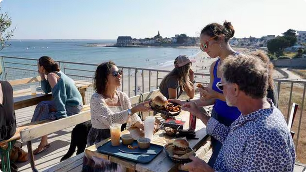 Tablée qui partage des plats au soleil