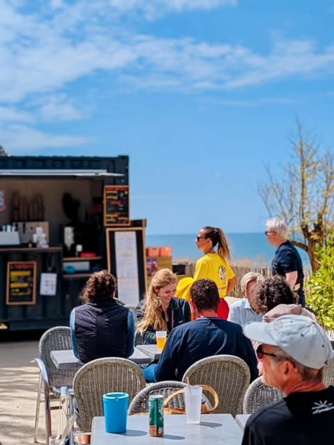 Service à l'ardoise sur la terrasse de la Guinguette, mer en arrière-plan