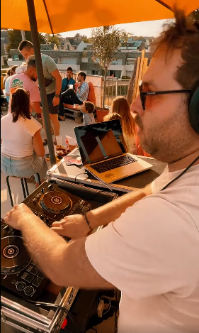 DJ set en terrasse au coucher du soleil