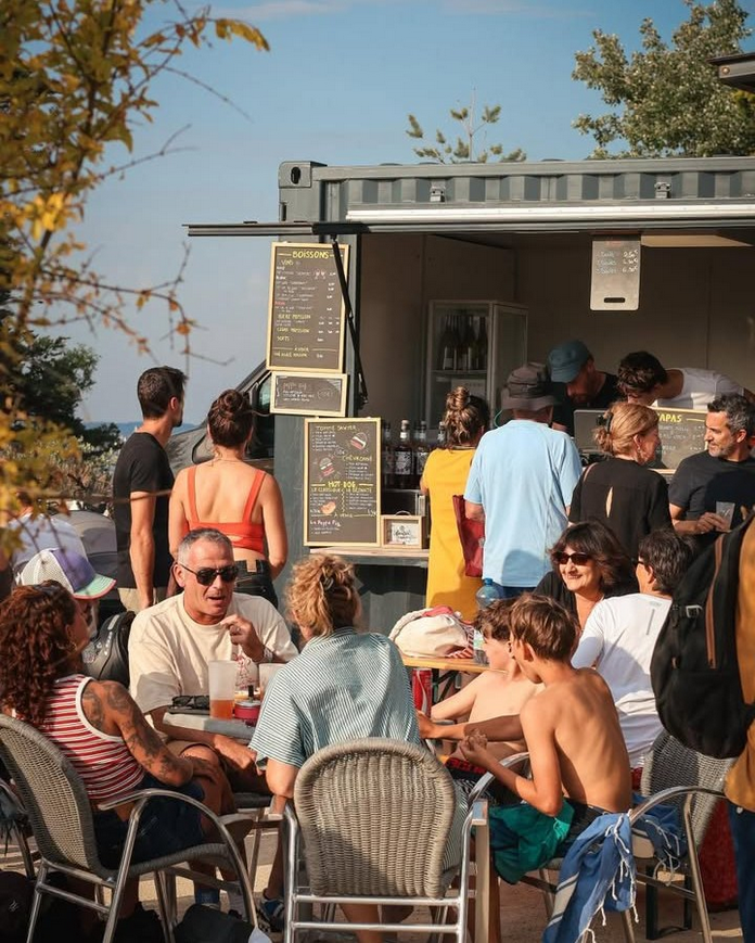 Clients attablés devant le bar à tapas de la Guinguette
